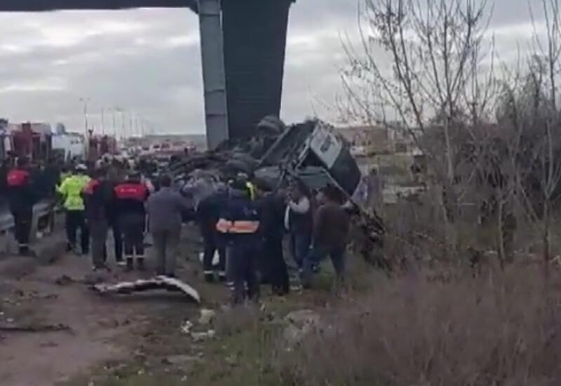 В Турции микроавтобус въехал в пешеходный переход: