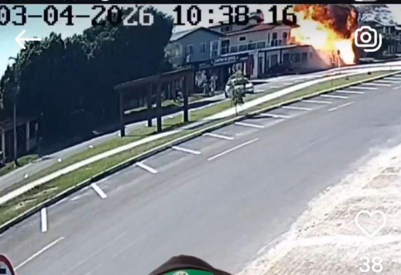 Самолет влетел в жилой дом на юге Бразилии