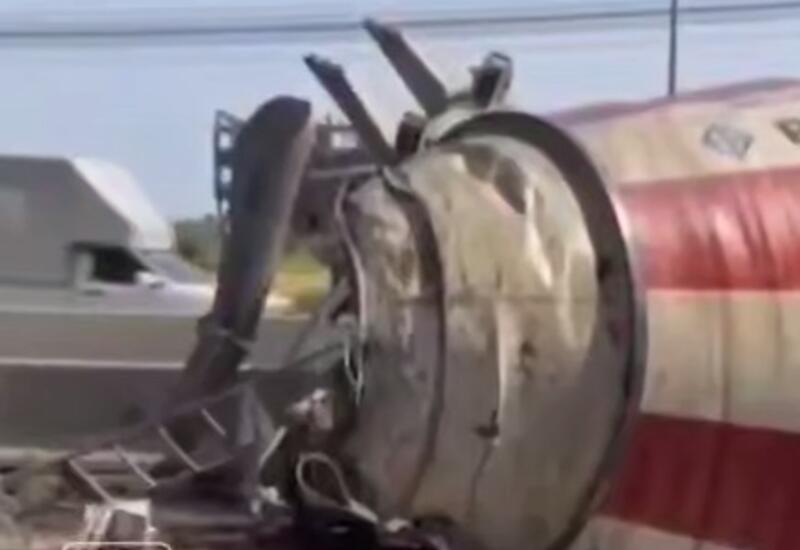 Бетономешалка рухнула с моста на автомобиль