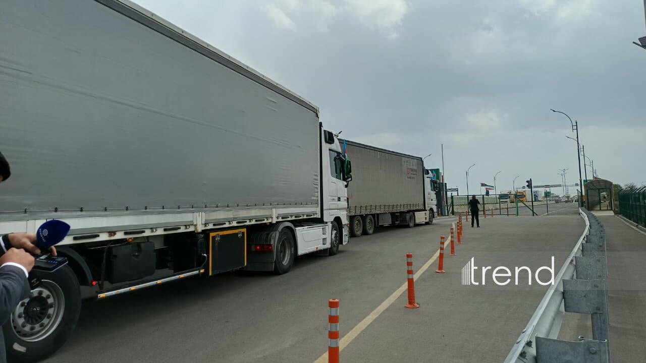 Növbəti humanitar yardımı daşıyan avtomobillər İran ərazisinə keçib