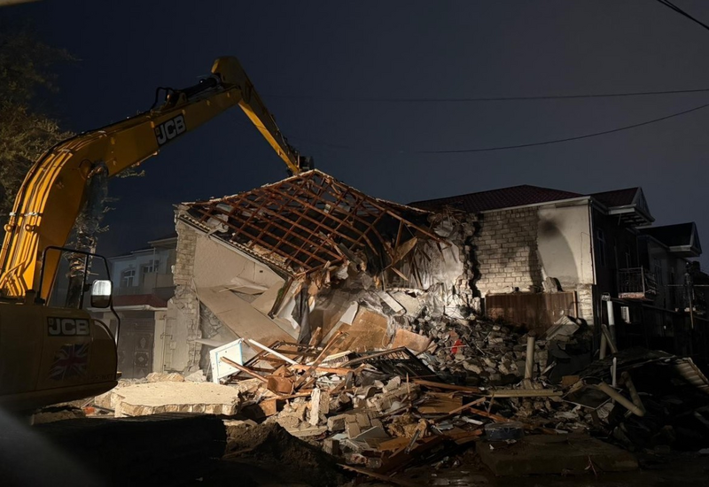 В поселке Кешля сносят дом, ставшей причиной аварии в коллекторе