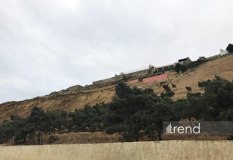 В Баку из-за угрозы оползня временно закрыли автодорогу