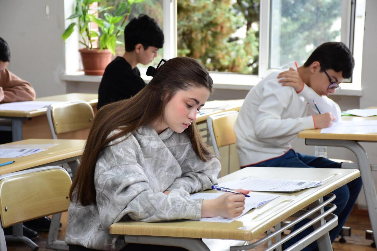 В Азербайджане прошли выпускные экзамены для учащихся IX классов