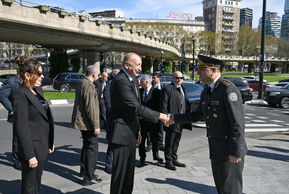 Президент Ильхам Алиев и Первая леди Мехрибан Алиева посетили Мемориал героев в Тбилиси