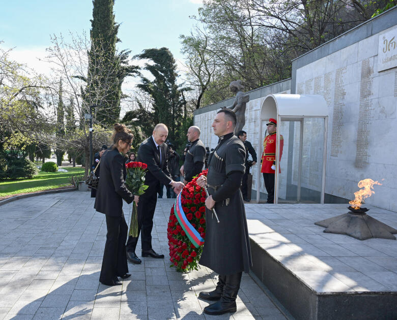 Президент Ильхам Алиев и Первая леди Мехрибан Алиева посетили Мемориал героев в Тбилиси
