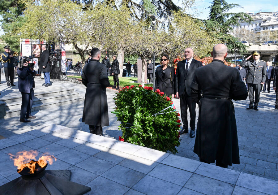 Президент Ильхам Алиев и Первая леди Мехрибан Алиева посетили Мемориал героев в Тбилиси