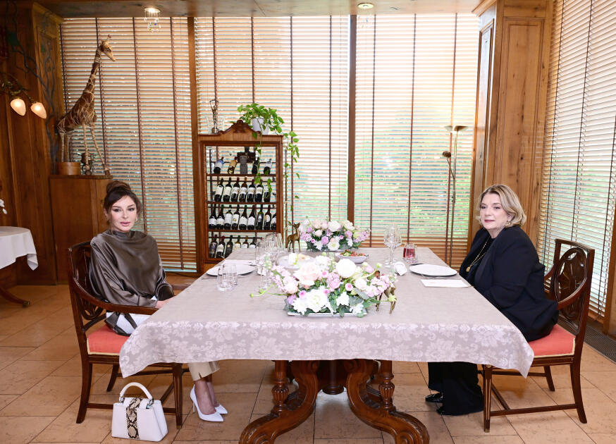 Tbilisidə Birinci xanım Mehriban Əliyevanın şərəfinə lanç verilib