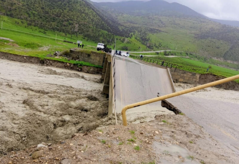 Сель после ливней разрушил мост в Сиязане