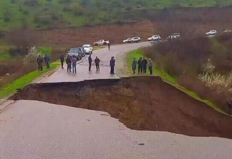Сильные дожди размыли часть дороги в Гусарском районе