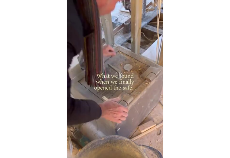 Женщина нашла во время ремонта дома загадочный сейф