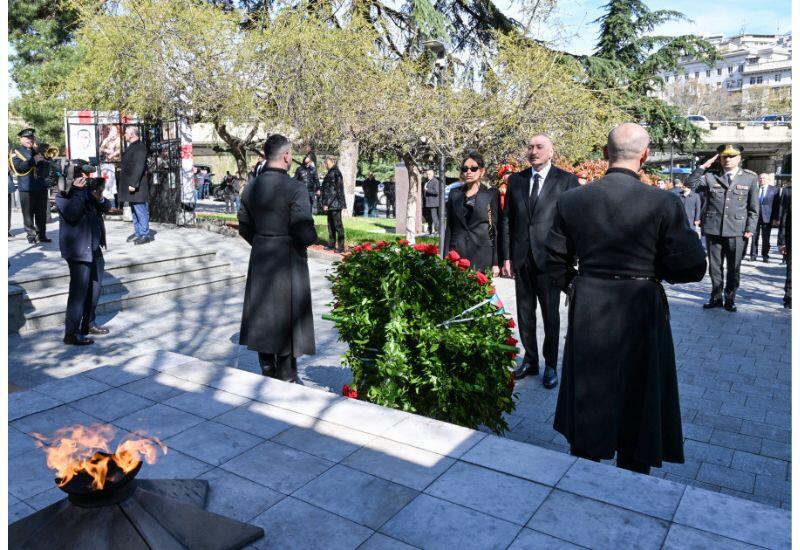 Президент Ильхам Алиев и Первая леди Мехрибан Алиева посетили Мемориал героев в Тбилиси