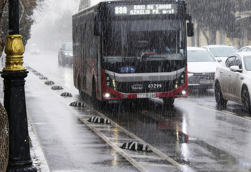Непогода в Баку сказалась на работе автобусов