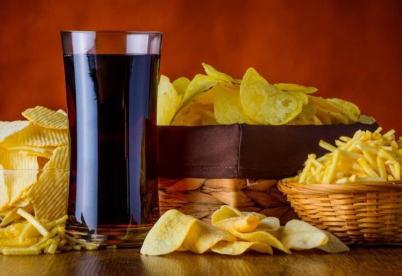 Найдена простая формула расчета рисков смерти, связанной с чипсами и газировкой