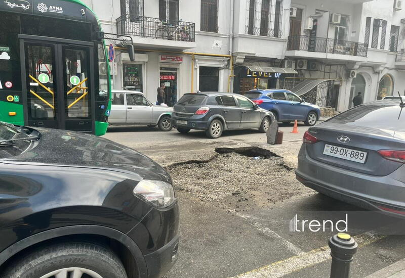 Metronun “28 May” stansiyası yaxınlığında yol çöküb - Dövlət qurumları hadisə yerində