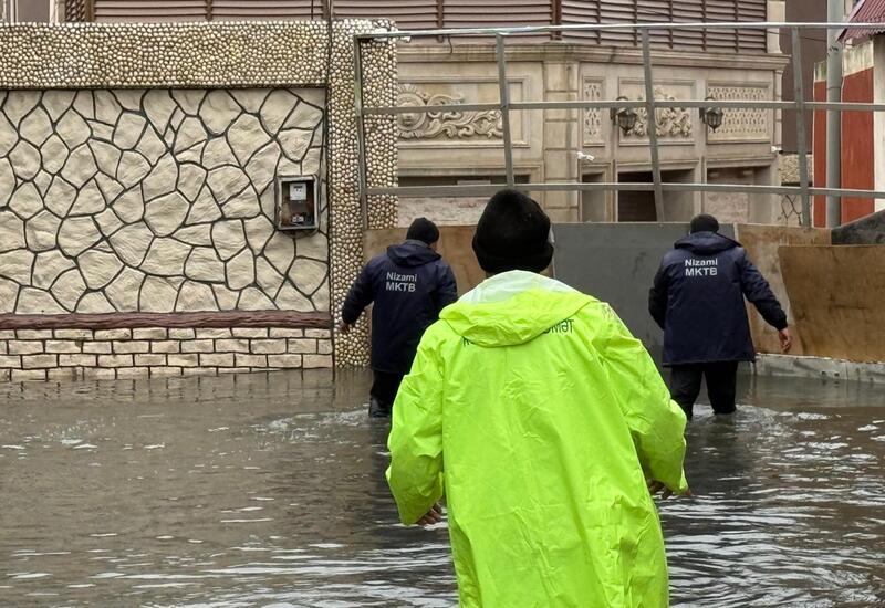 В Баку устраняют последствия интенсивных дождей