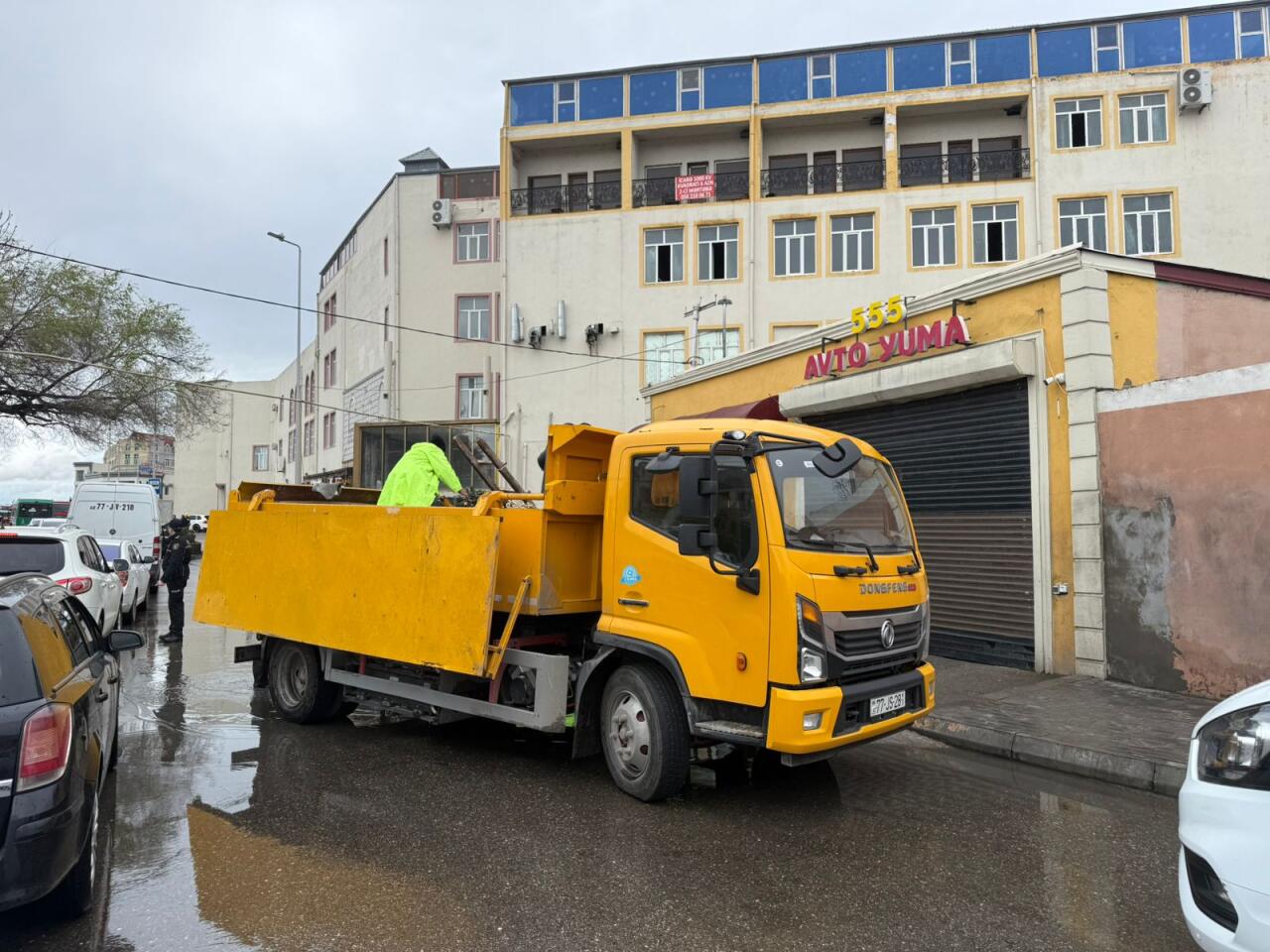 В Баку устраняют последствия интенсивных дождей