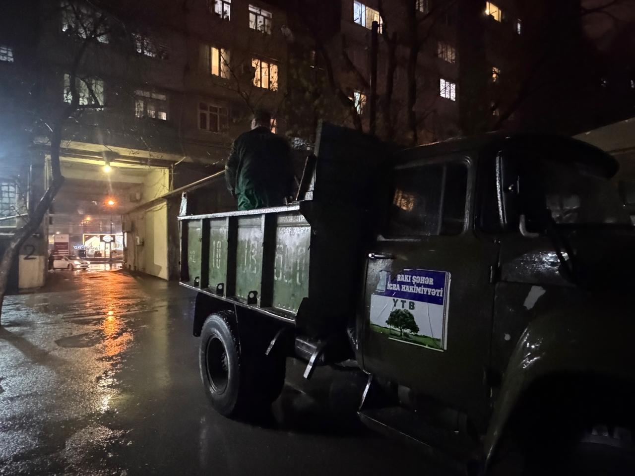 В Баку устраняют последствия интенсивных дождей