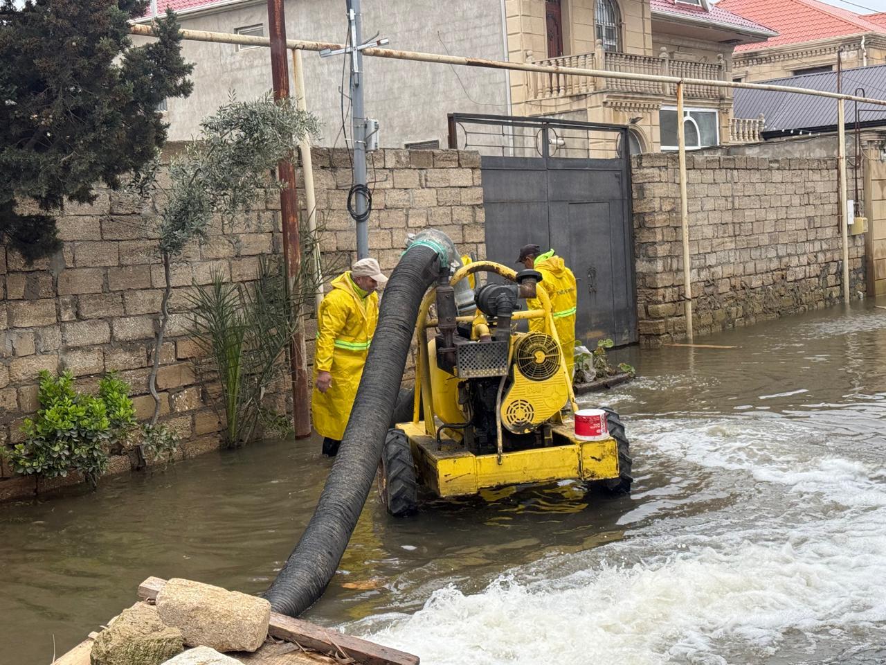 В Баку устраняют последствия интенсивных дождей
