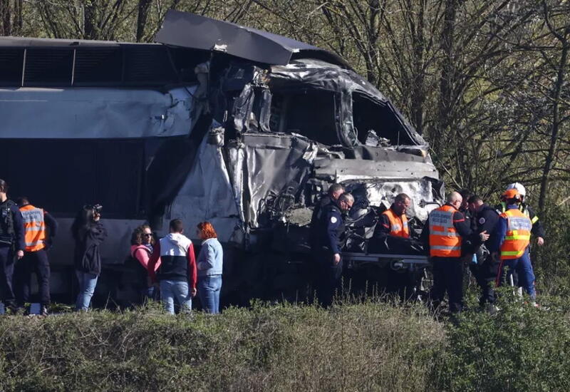 Во Франции поезд столкнулся с грузовиком,