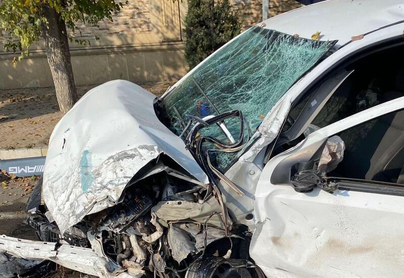 В Баку машина без водителя сбила двух пешеходов