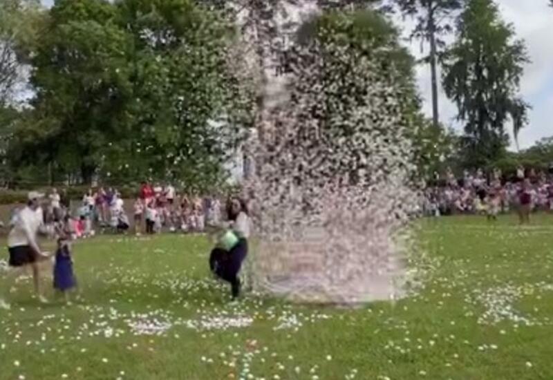 Девушка спасла ребенка от сотен падающих яиц