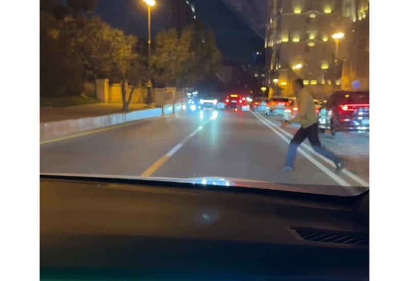 Такси в Баку чуть не столкнулось с встречным автомобилем