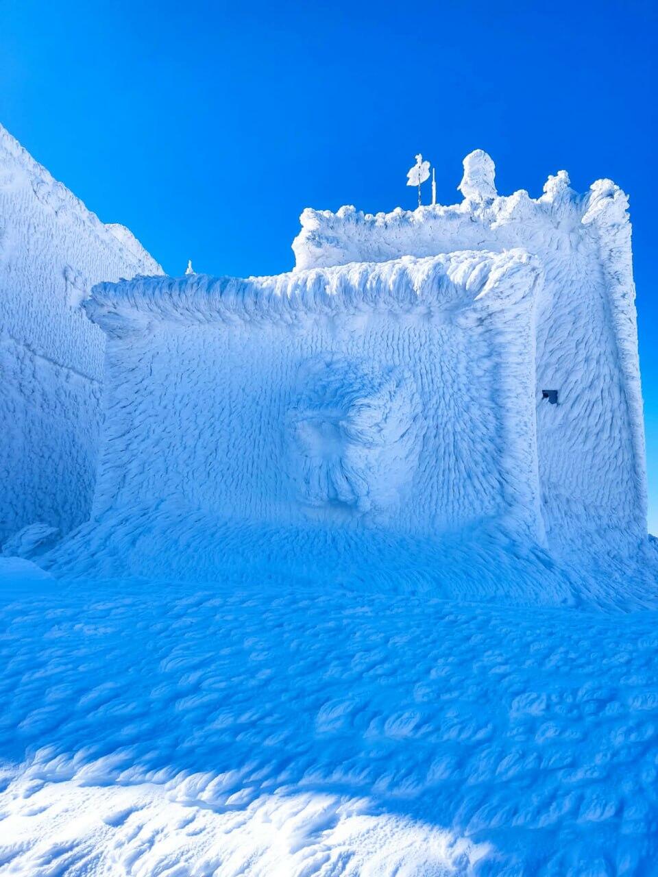 Трехметровые сугробы на горах Боснии