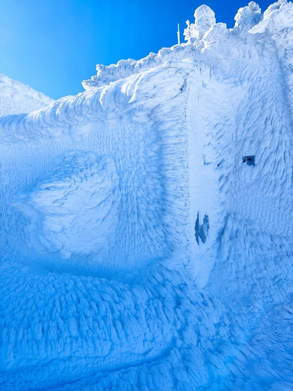 Трехметровые сугробы на горах Боснии