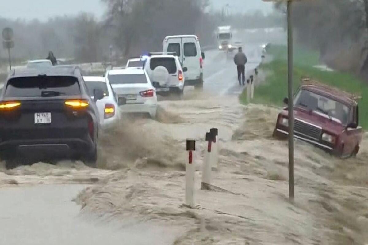 Наводнение в Турции: затоплены дороги и поля