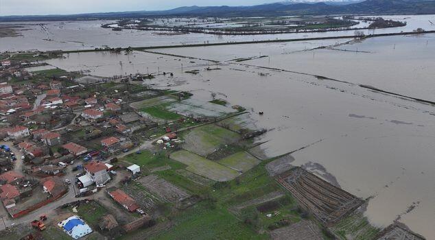 Наводнение в Турции: затоплены дороги и поля