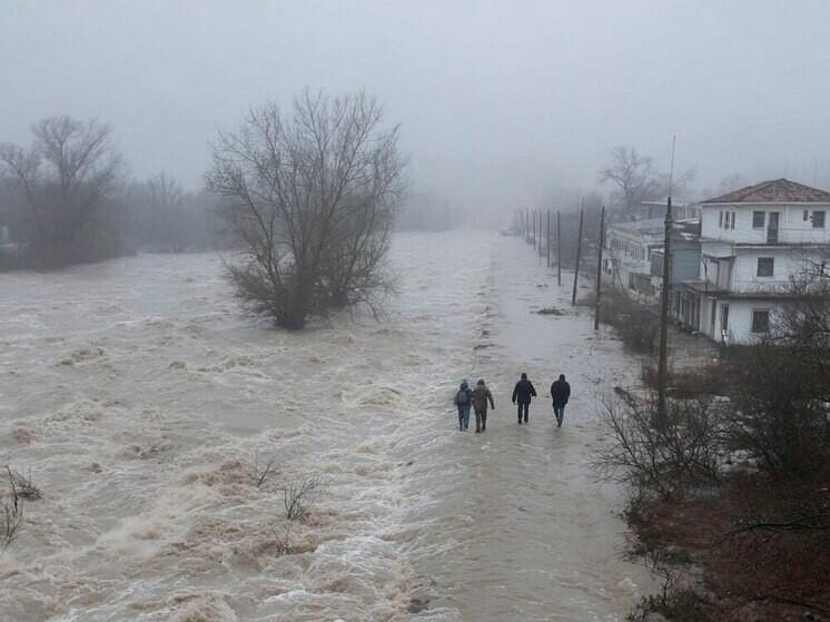 Наводнение в Турции: затоплены дороги и поля