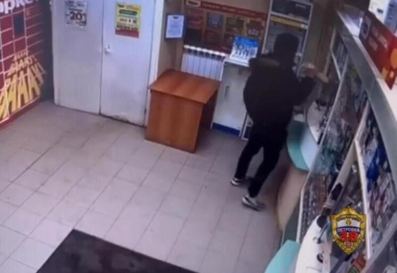 В Москве мужчина ограбил аптеку с помощью кирпича