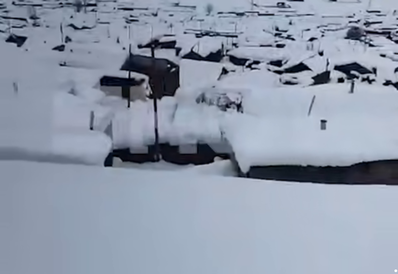 Сильный снегопад повредил сотни домов в Дагестане