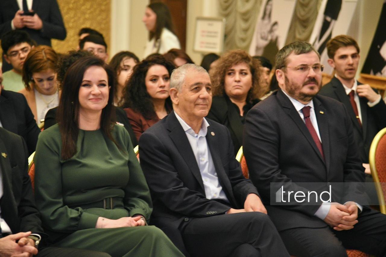 В Баку состоялась церемония открытия выставки "Не все из них. Портреты военных беженцев"