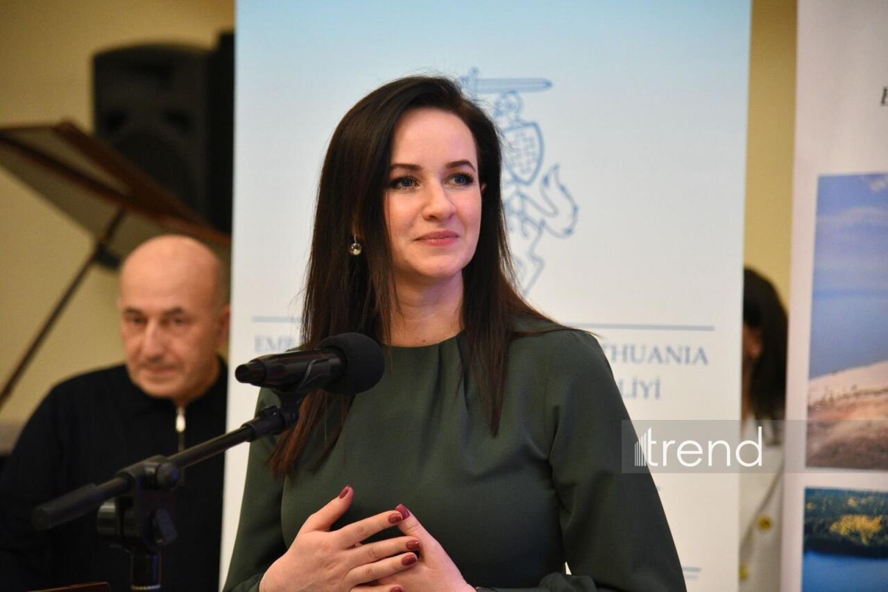 В Баку состоялась церемония открытия выставки "Не все из них. Портреты военных беженцев"