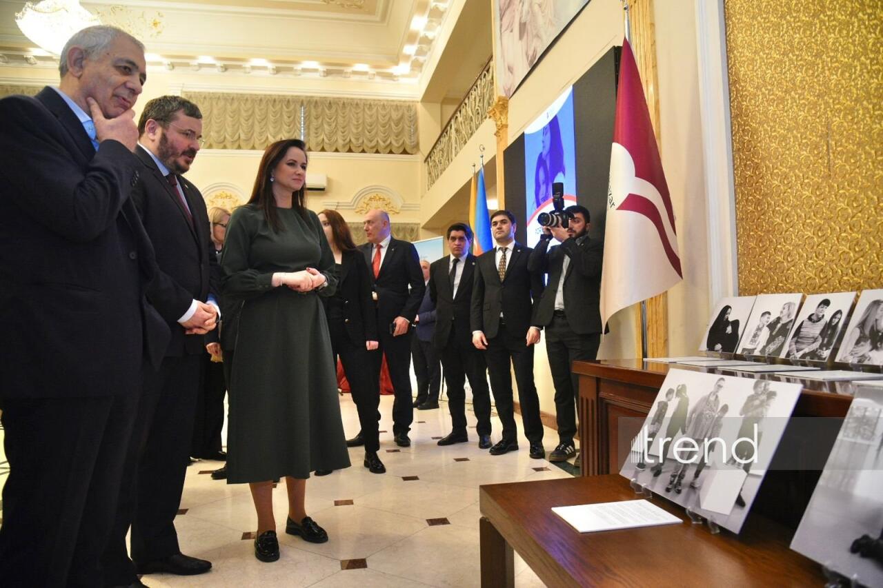 В Баку состоялась церемония открытия выставки "Не все из них. Портреты военных беженцев"