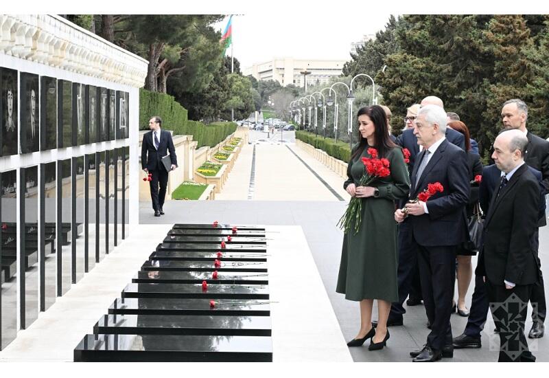 Litvanın Baş naziri Bakıda şəhidlərin xatirəsini anıb