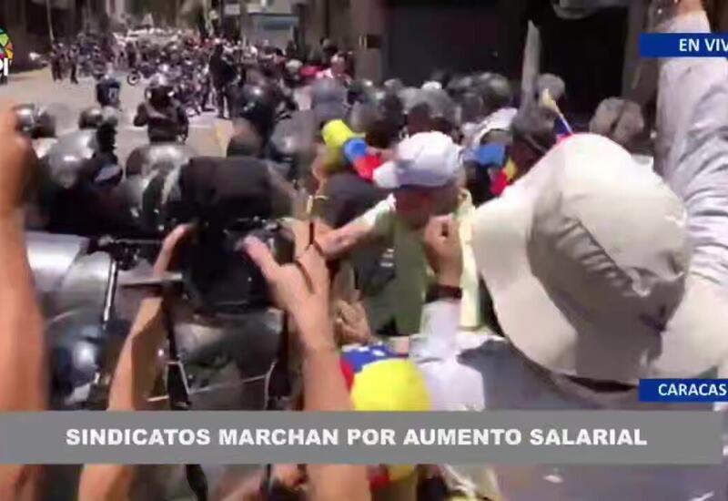 В Венесуэле работники проводят марши за увеличение зарплат