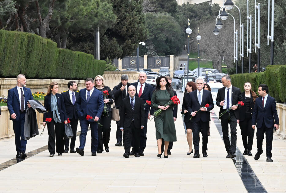 Litvanın Baş naziri Bakıda şəhidlərin xatirəsini anıb