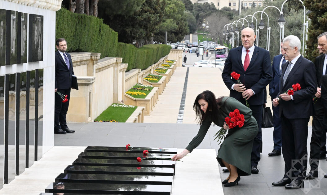 Litvanın Baş naziri Bakıda şəhidlərin xatirəsini anıb
