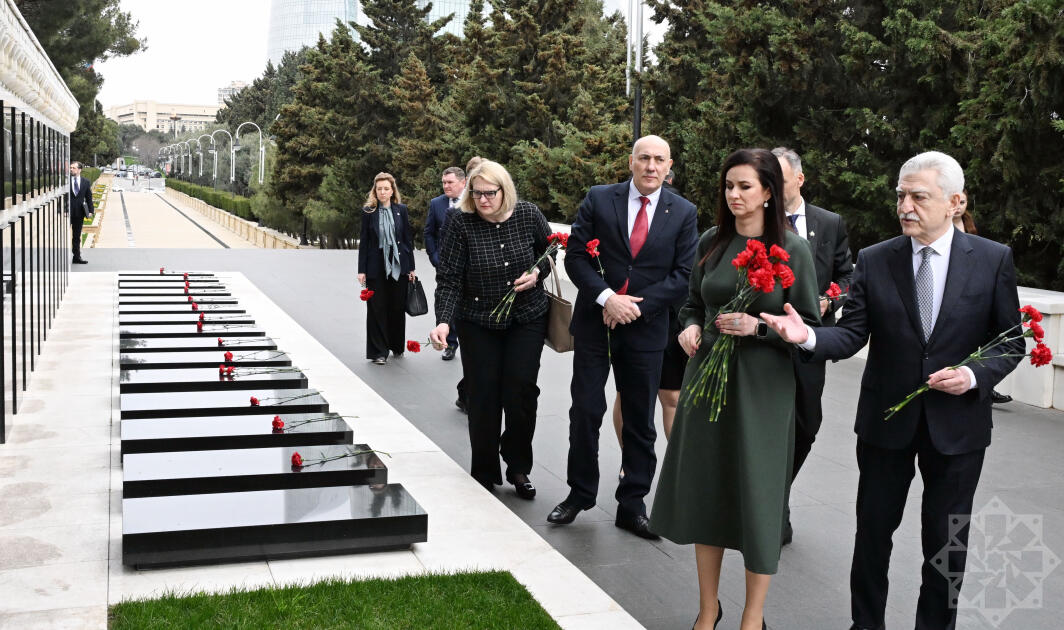 Litvanın Baş naziri Bakıda şəhidlərin xatirəsini anıb