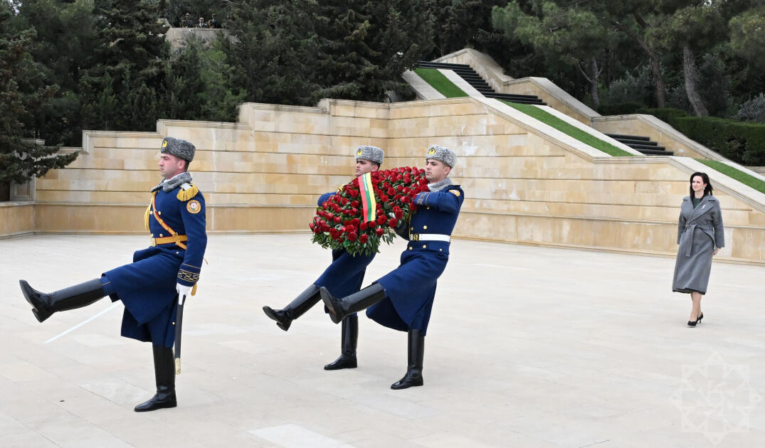 Litvanın Baş naziri Bakıda şəhidlərin xatirəsini anıb