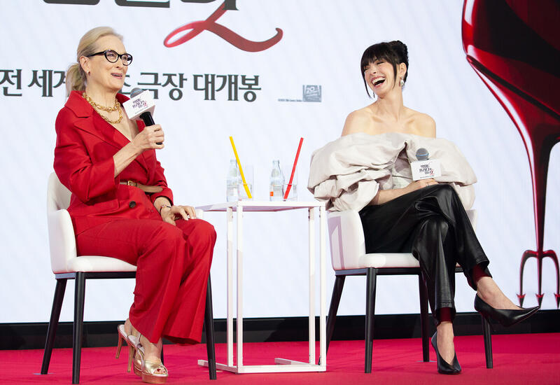 Мэрил Стрип и Энн Хэтэуэй в костюмах появились на премьере в Сеуле