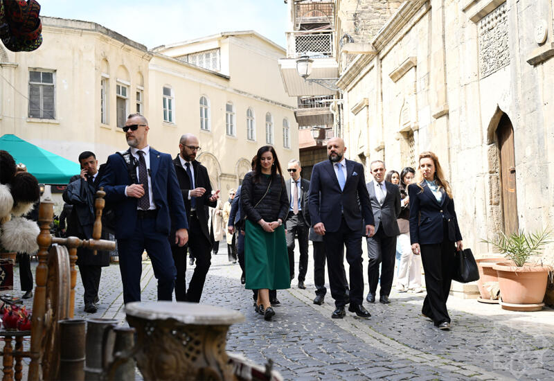 Litvanın Baş naziri İnqa Ruqiniene İçərişəhərlə tanış olub