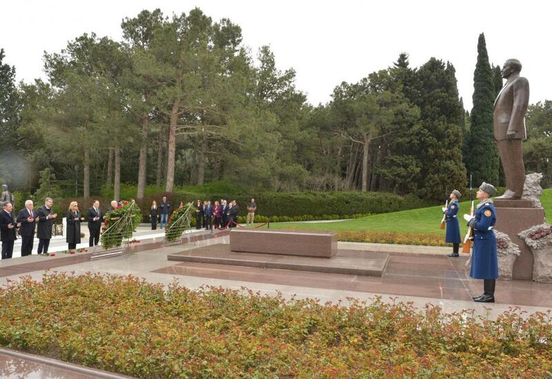 Парламентские делегации посетили Аллею почетного захоронения, Парк Победы и Мемориал турецким шехидам