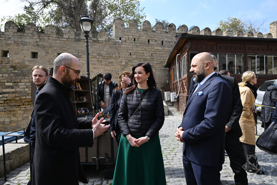 Litvanın Baş naziri İnqa Ruqiniene İçərişəhərlə tanış olub