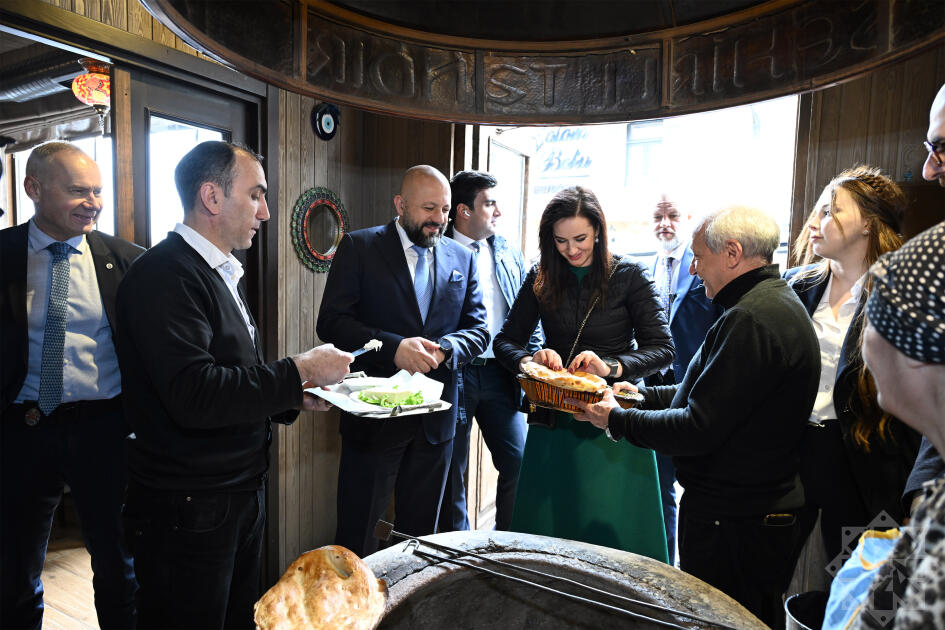 Litvanın Baş naziri İnqa Ruqiniene İçərişəhərlə tanış olub