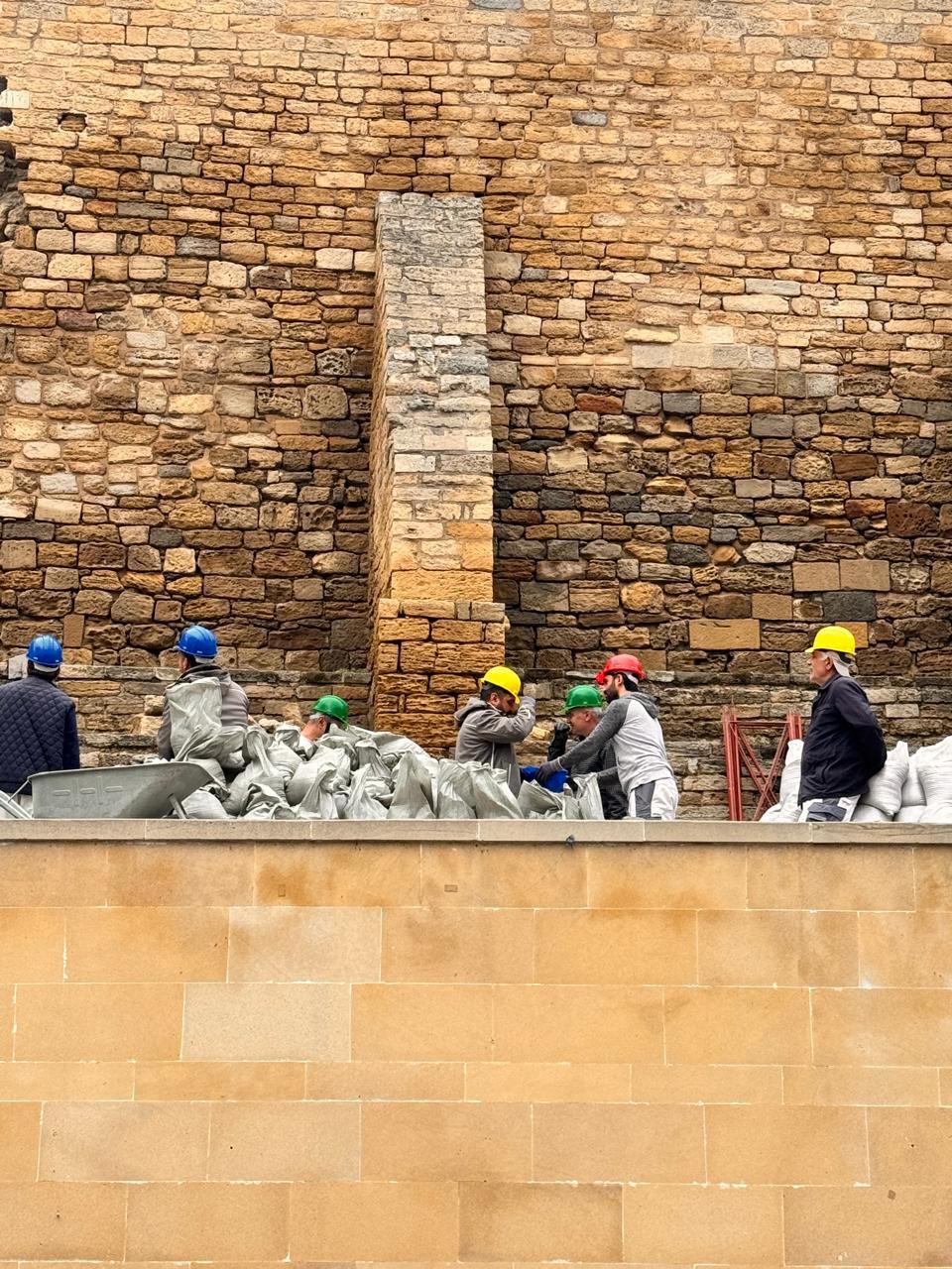 В связи с частичным обрушением крепостной стены в Ичеришехер принимаются срочные меры