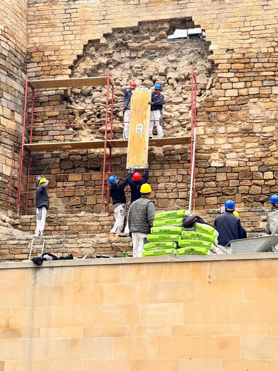 Tarixi Qala divarında baş vermiş qismən dağılma ilə bağlı təxirəsalınmaz tədbirlər görülür