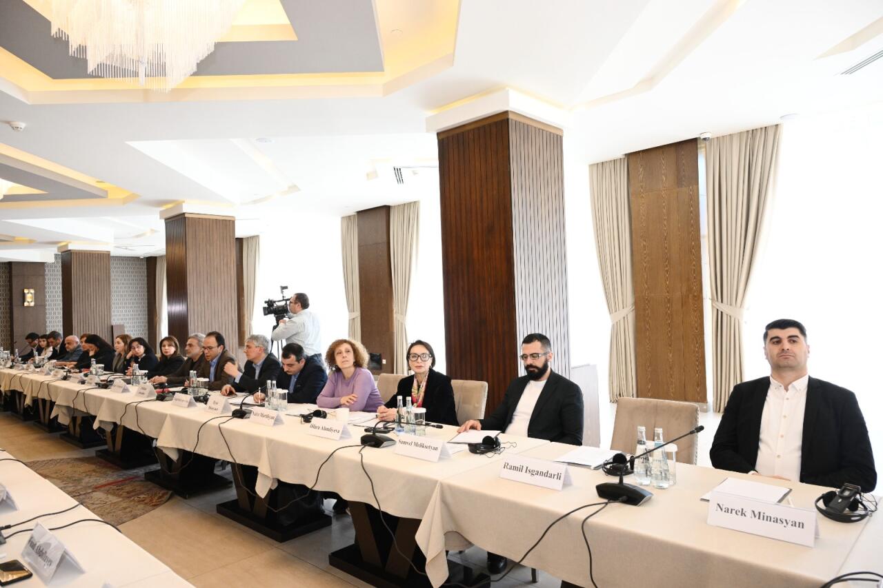 В Азербайджане проходит круглый стол с участием представителей гражданских обществ Азербайджана и Армении